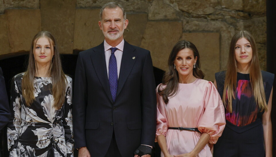 Prinsessen af Asturien (tv) se her sammen med sine forældre, kong Felipe og dronning Letizia, og sin yngre søster prinsesse Sofia.