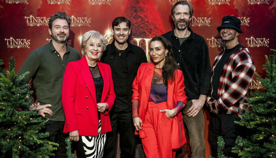 Den populære tv-julekalender 'Tinkas juleeventyr' får premiere i november 2024 i Glassalen i Tivoli i København med - fra venstre - Martin Bo Lindsten, Birthe Kjær, Johannes Nymark, Szhirley, Kasper Leisner og Burhan G i front for forestillingen. (PR-foto).