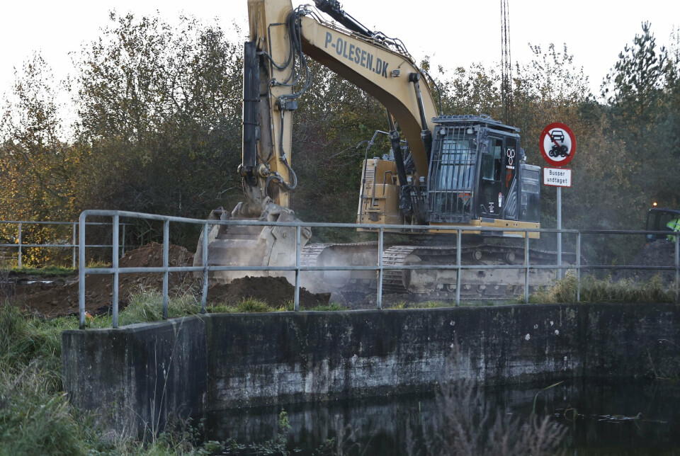 Viby Renseanlæg risikerer at blive oversvømmet af vandmasserne fra den nærliggende Døde Å. Derfor skal en bro rives ned, så vandet bedre kan passere forbi renseanlægget.
