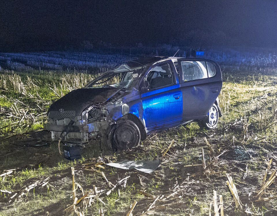 Som man kan se på billedet her har bilen fået en voldsom medfart - kvinden er heldigvis ifølge vagtchefen ved Sydøstjyllands Politi, sluppet uden alvorlige skader.