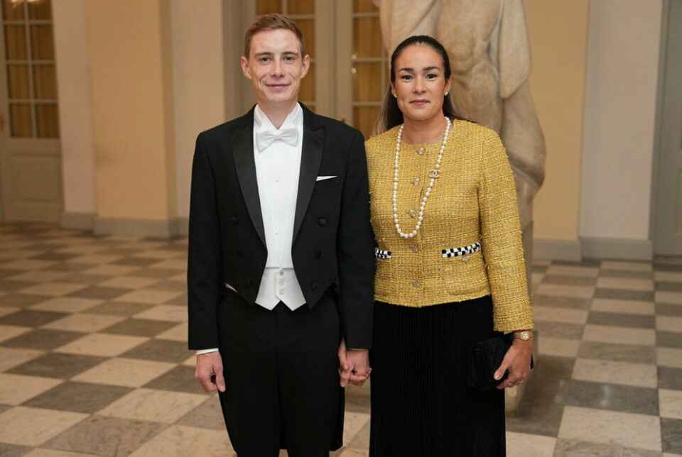 Jonas Vingegaard i kjole og hvidt og Trine Marie Vingegaard Hansen i Chanel fra top til tå.