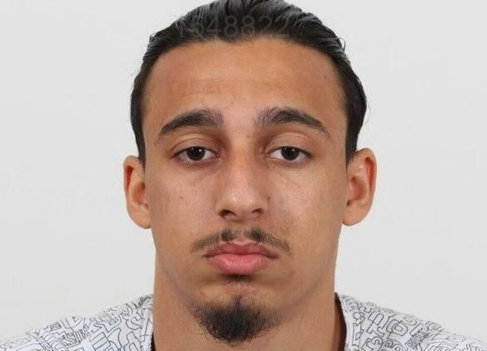 Hvis man ser den 25-årige mistænkte, skal man kontakte politiet på telefon 114.