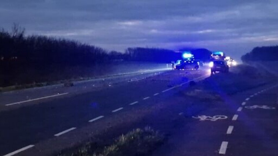 To personer er kvæstet efter en ulykke på Rute 11, hvor to personbiler frontalt er stødt sammen.