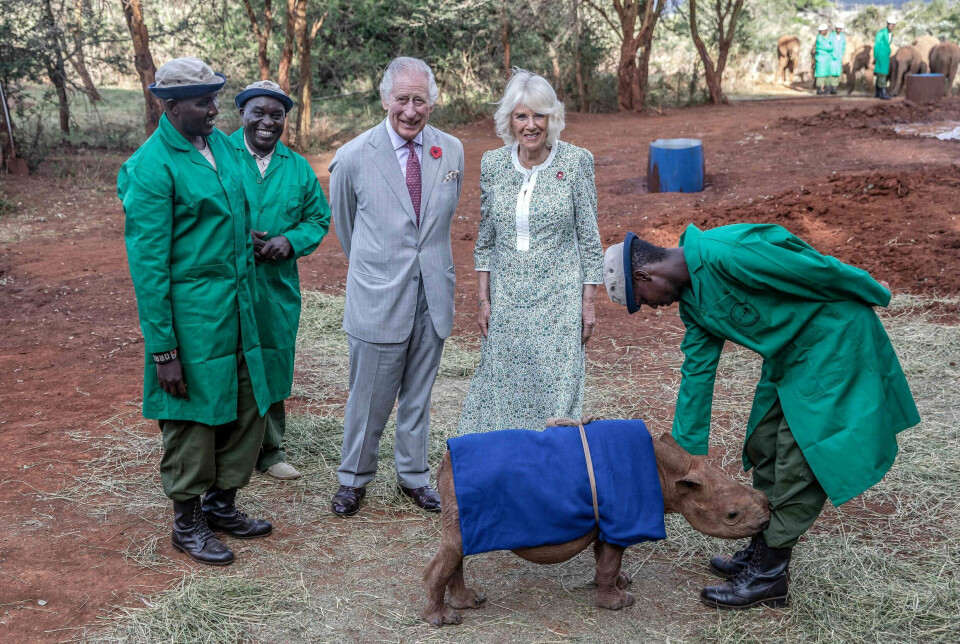 Kong Charles og dronning Camilla var for nylig på officielt besøg i Kenya, der er tidligere britisk koloni. I hovedstaden Nairobi besøgte de en park for næsehorns- og elefantunger. Kong Charles og dronning Camilla var for nylig på officielt besøg i Kenya, der er tidligere britisk koloni. I hovedstaden Nairobi besøgte de en park for næsehorns- og elefantunger.