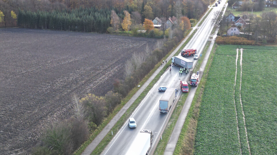 Det er her på Gaabensevej ved Nykøbing Falster lastbilen og personbilen er kørt sammen.