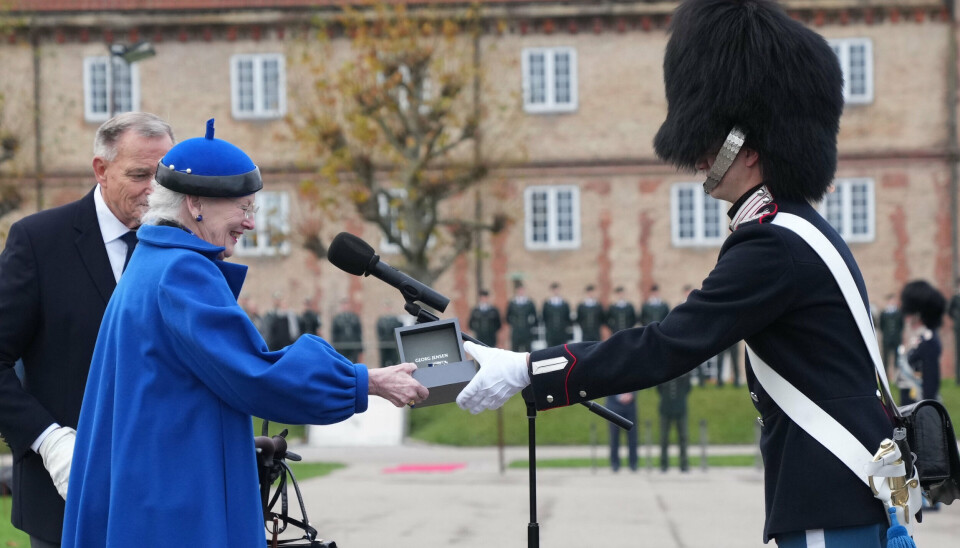 Garder Jonathan Mazanti Andersen har onsdag fået overrakt Dronningens Ur af dronning Margrethe på Livgardens kaserne på Rosenborg Slot i København. Garder Jonathan Mazanti Andersen har onsdag fået overrakt Dronningens Ur af dronning Margrethe på Livgardens kaserne på Rosenborg Slot i København.