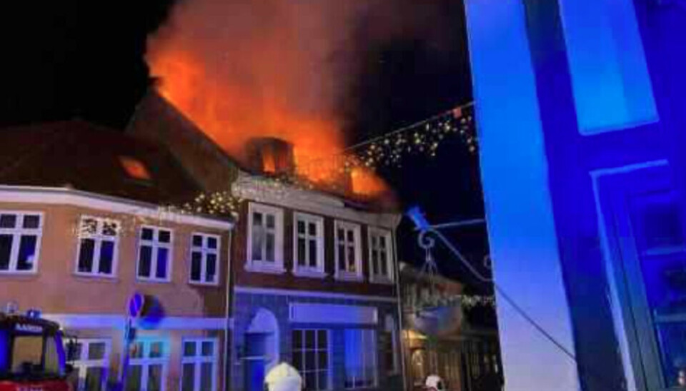 Flere lejligheder er angiveligt i brand. Flere lejligheder er angiveligt i brand.