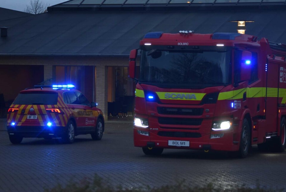 En 86-årig mand er død i branden. Politiets teori er, at han har røget i sengen. En 86-årig mand er død i branden. Politiets teori er, at han har røget i sengen.
