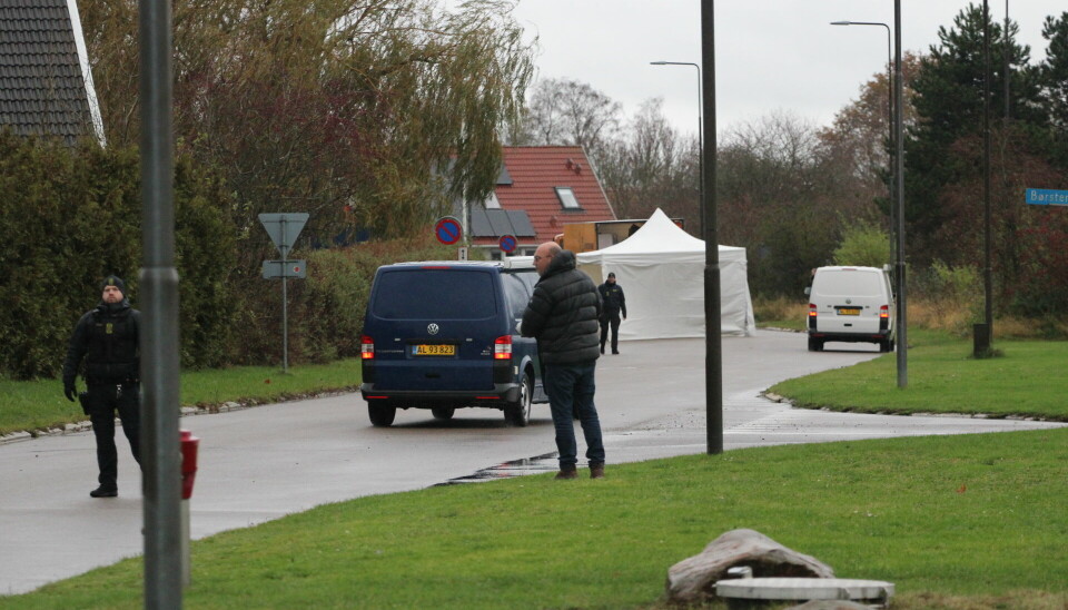 Betjente og teknikere fra Midt- og Vestsjællands Politi undersøger et mistænkeligt forhold og en mulig sprængning i Holbæk.