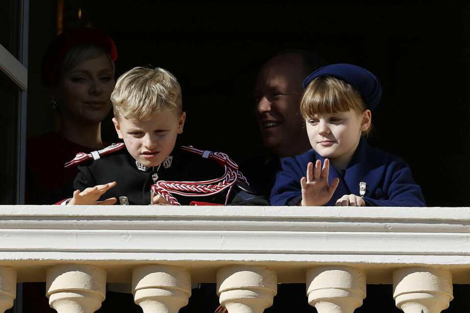 De 8-årige tvillinger prins Jacques og prinsesse Gabrialle på balkonen