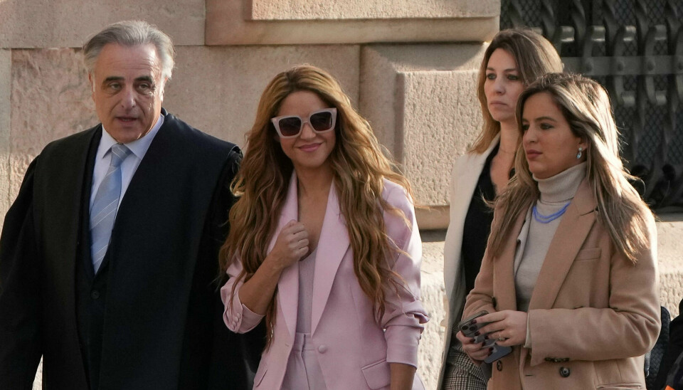 Shakira ankommer klædt i lyserødt til retsmøde i Spanien og smiler på vej ind.