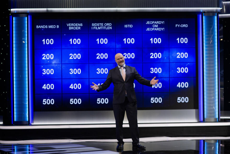 Den danske udgave af quizshowet 'Jeopardy' blev vist første gang i 1995. Nu kan seerne igen gætte med på diverse kategorier i 2024. (PR-foto).