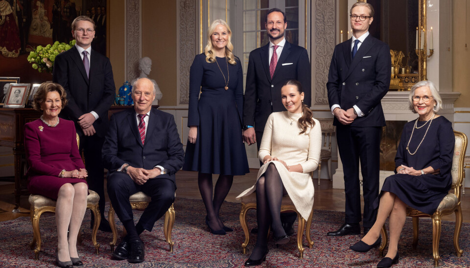 Billedet her af den kongelige familie er taget i forbindelse med prinsesse Ingrid Alexandras 18-års fødselsdag den 21. januar 2022. Prins Sverre Magnus, der fylder 18 år den 3. december, ses mellem kong Harald og dronning Sonja.