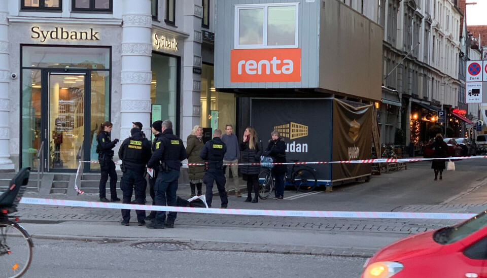 De tre unge røvede guldsmed og stak ejeren med kniv.