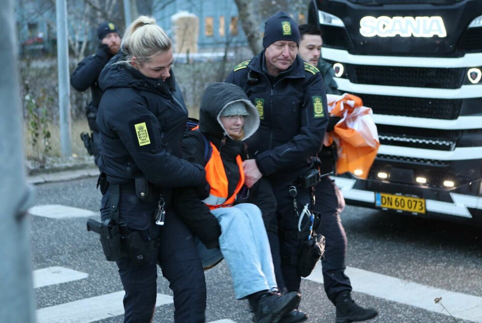 Betjente slæber en demonstrant væk fra afkørslen.