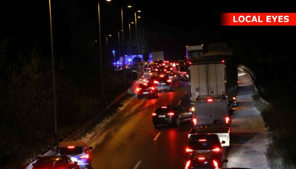 Køen vokser på Helsingørmotorvejen onsdag aften.