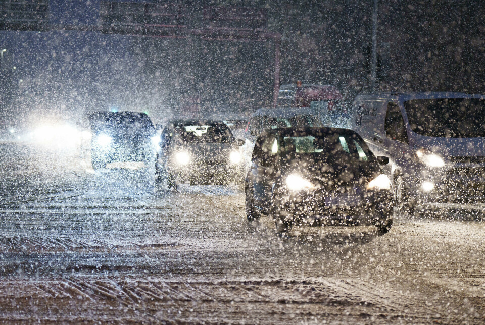 Morgenbilister bør køre på arbejde i god tid på grund af snevejret, siger politiet. (Arkivfoto).