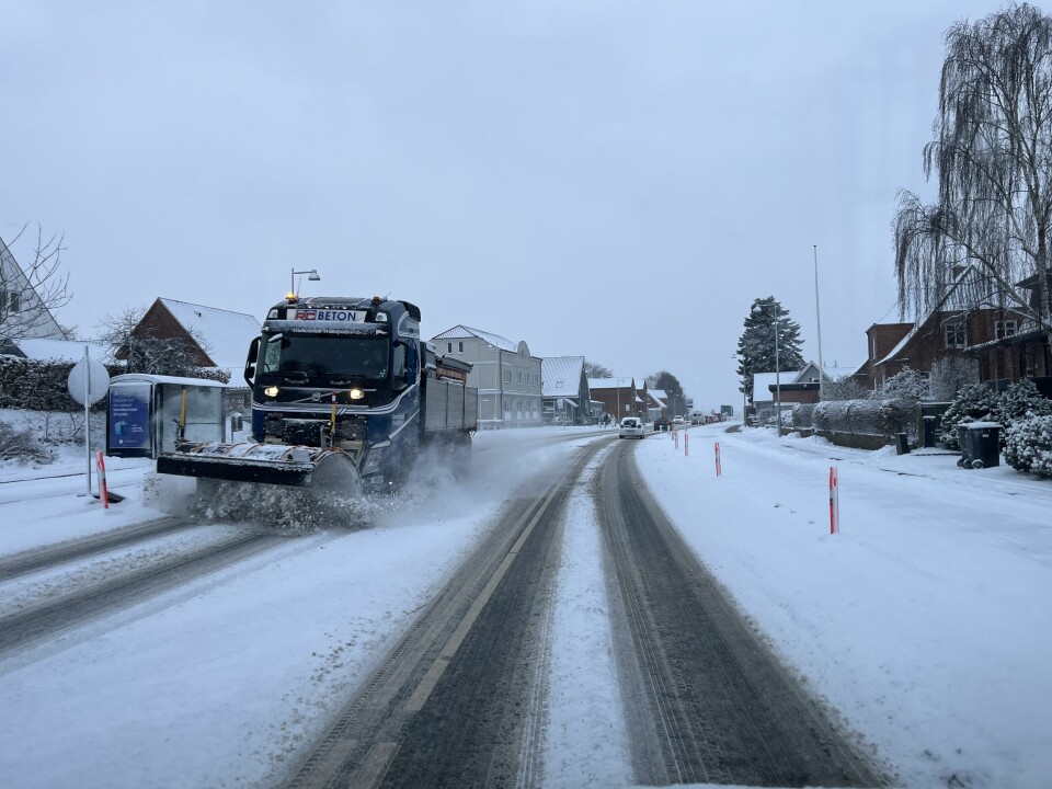 På Randersvej i Viborg har maskiner kørt for at rydde de store mængder sne, så bilisterne kan komme gennem.