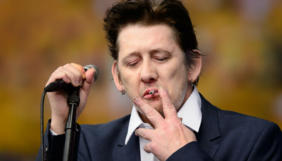 Shane MacGowan er død som 65-årig efter en længere periode med dårligt helbred. Han var frontfigur i bandet The Pogues. Her er han fotograferet under en koncert i 2014. (Arkivfoto).