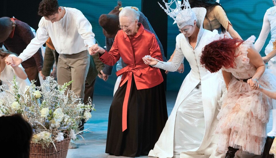 Dronning Margrethe på scenen efter repremieren på juleballetten 'Snedronningen' i Tivolis Koncertsal torsdag aften.