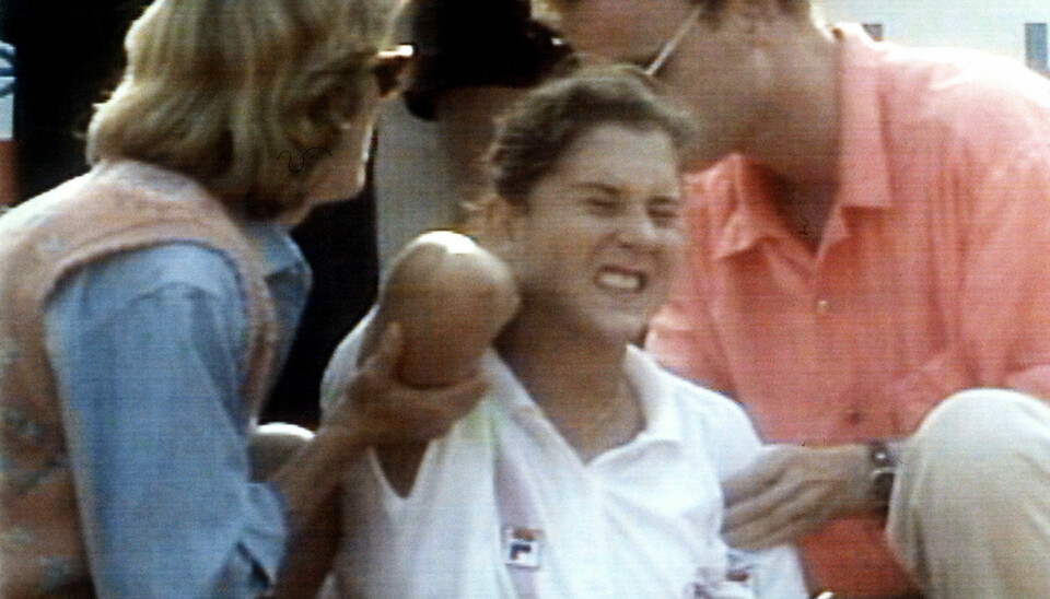 Monica Seles sad på sin stol ved et sidebytte under en tenniskamp i april 1993, da en overfaldsmand stak hende med en køkkenkniv i den øvre del af ryggen. (Arkivfoto).