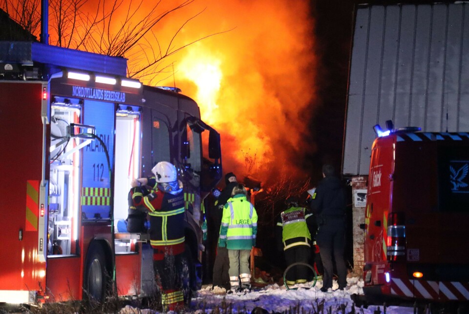 Det er her på Munkedalsvej i Hjørring der er opstået brand i et stuehus ved en landbrugsejendom.