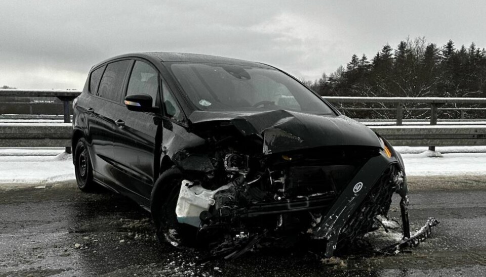 Bilen kommer næppe ud at køre igen, men føreren slap uden skader.