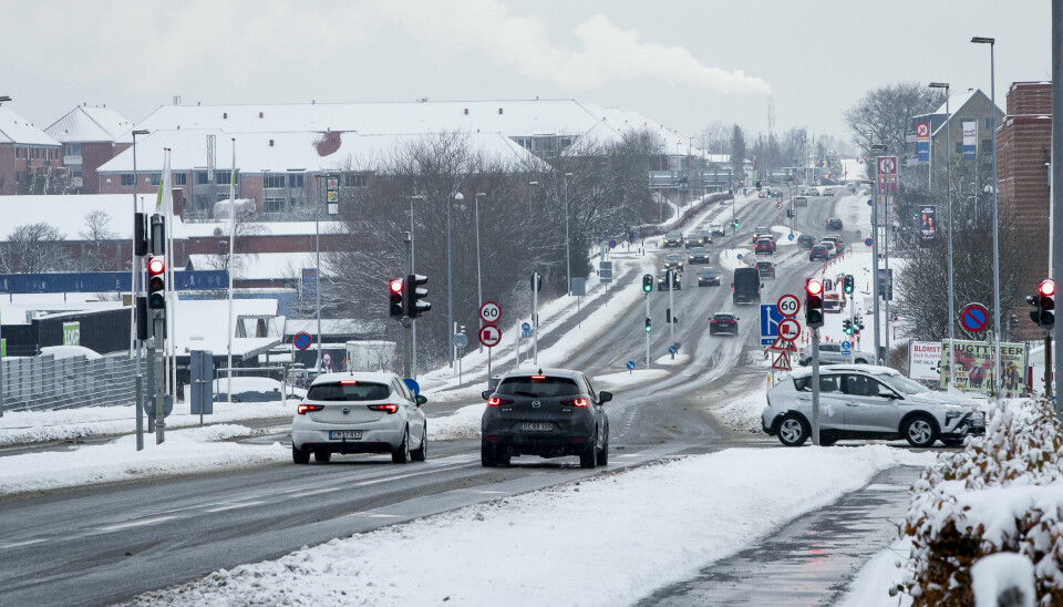 SOS Dansk Autohjælp har indkaldt 'al disponibelt mandskab' til mandag morgen, hvor der ventes at være travlt på grund af de isglatte veje. Det siger tjenestens vagtcentralchef Anette Bjørn Juncker til TV 2.