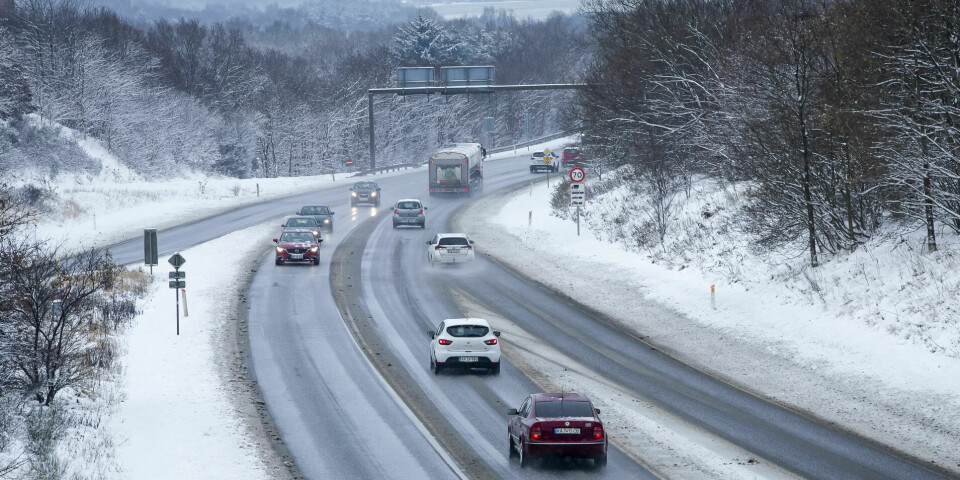 Snevejret fortsætter det meste af onsdagen og kan give trafikale problemer, oplyser Danmarks Meteorologiske Institut.
