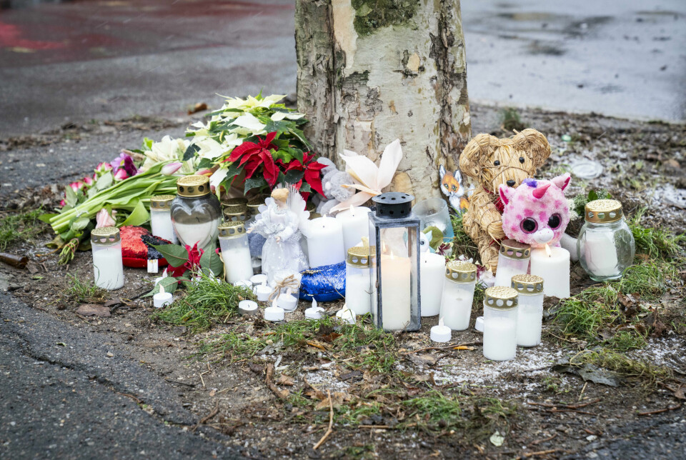 Onsdag er der blevet lagt blomster til minde om fireårig trafikdræbt pige på hjørnet af Holmbladsgade og Hessensgade på Amager.