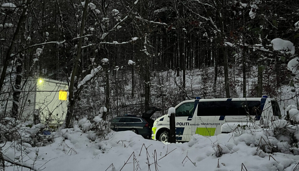Politiet leder med hunde efter den forsvundne kvinde, hvis bil er fundet ved Bryrup.