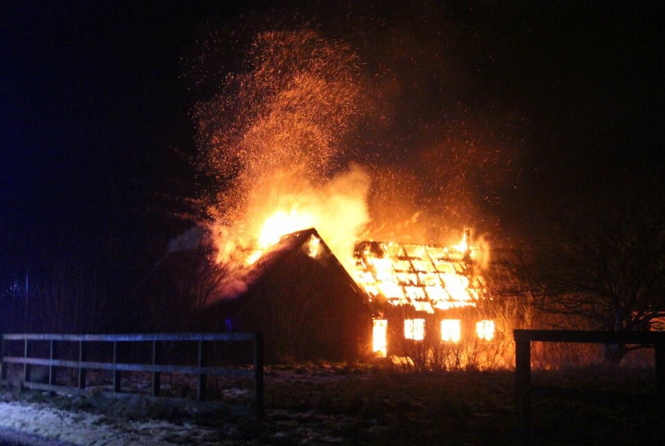 Beboelsesejendommen her på Vesterbyvej ved Tarm brød natten til lørdag ud i lys lue.