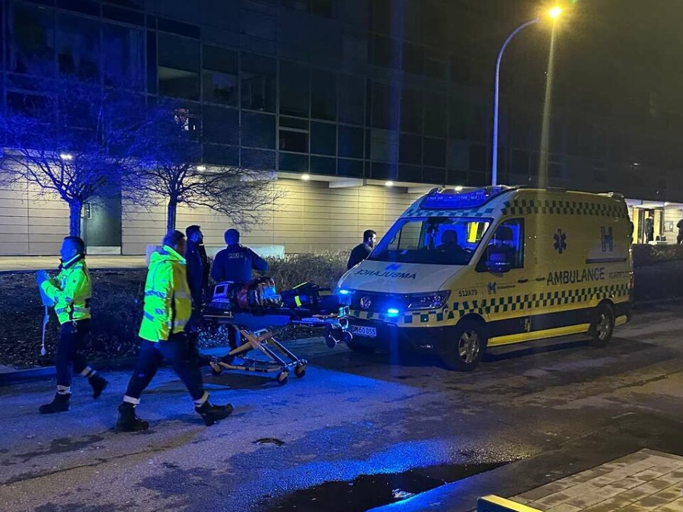 En beboer i lejligheden er blevet kørt på Rigshospitalets Traumecenter efter branden.