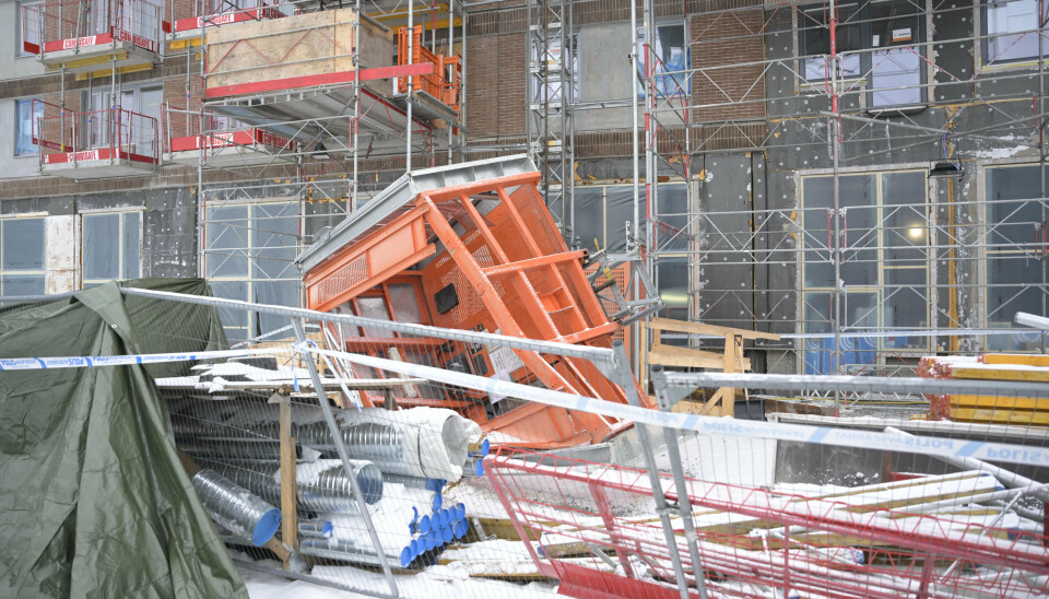Elevator menes at være styrtet omkring 20 meter på byggeplads i Sundbyberg.