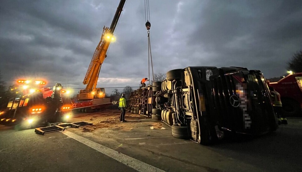 Den danske lastbil blokerede Autobahn A2 godt og grundigt i mange timer.
