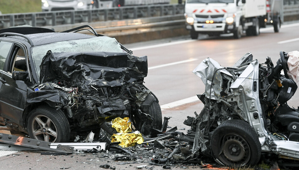 Det var forfærdelige kræfter, der blev udløst, da de to biler med motorvejsfart bankede frontalt ind i hinanden.