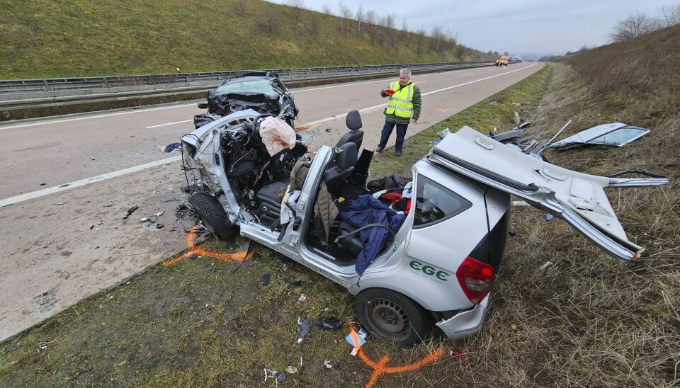 På mirakuløs vis overlevede en mand på bagsædet af Mercedes'en. Han blev meget alvorligt kvæstet fløjet på hospitalet med helikopter.