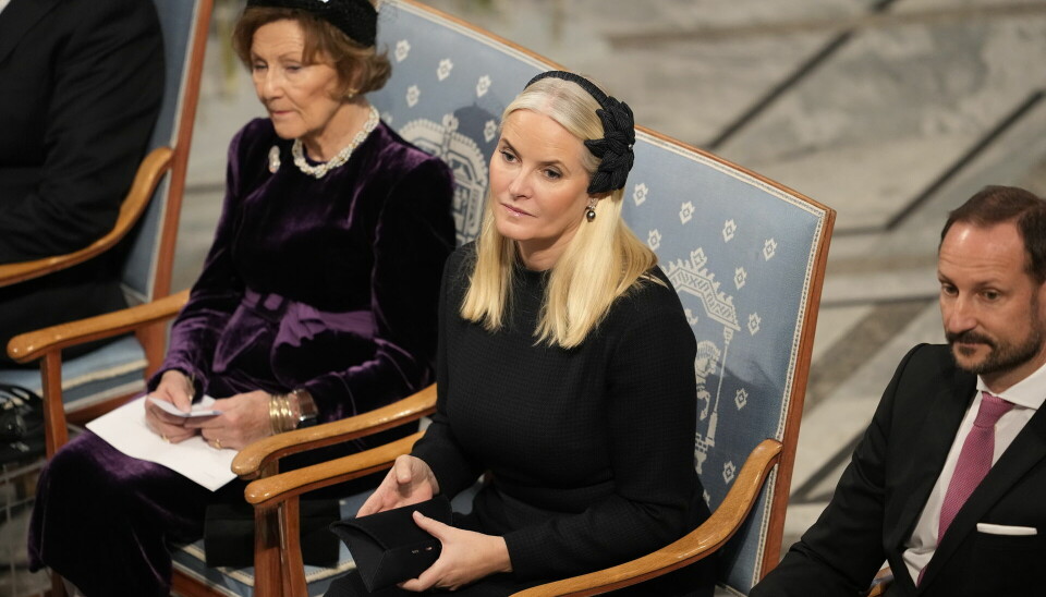 Mette-Marit ( i midten ) er ramt af corona.