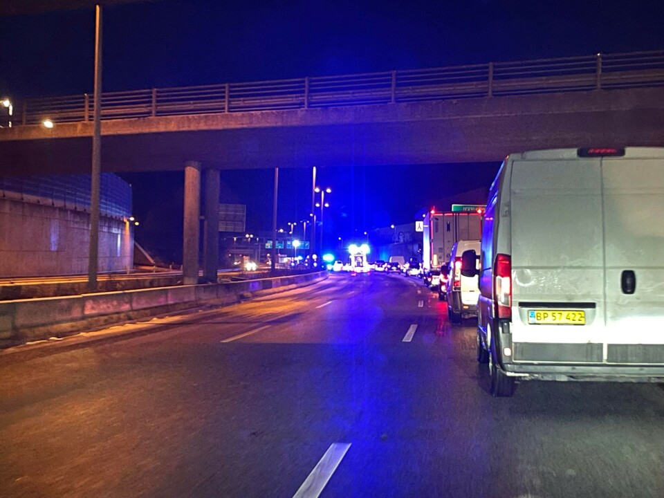 E47 fra Avedøre mod Lyngby var spærret tidligt lørdag morgen efter afkørsel 17 Jægersborgvej. To personer er kørt på sygehuset.
