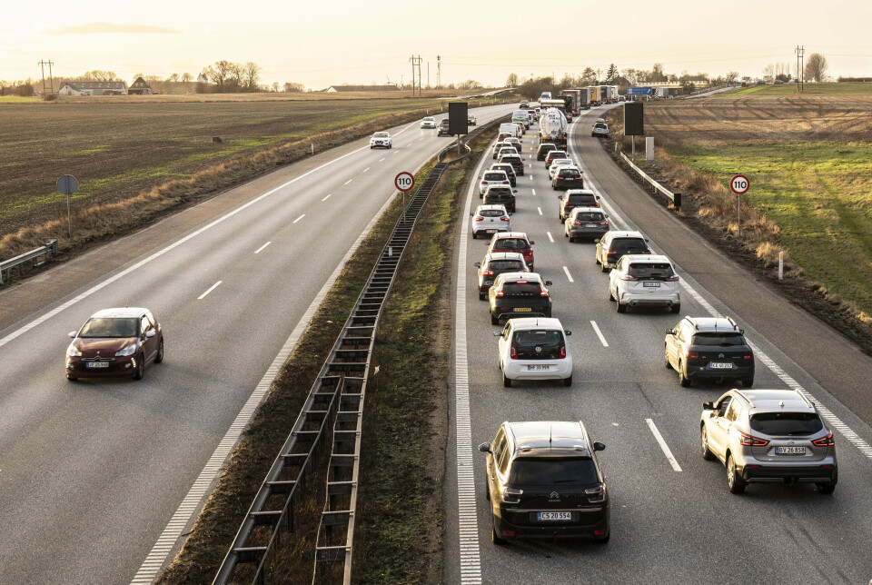 Fredag var der op til flere timers kø ved Storebæltsbroen, som to gange var kortvarigt lukket på grund af trafikuheld. Lørdag er al kødannelse afviklet, men de seneste dages stormvejr kan betyde, at flere bilister først lillejuleaftensdag sætter kurs mod deres juledestinationer. Kør derfor i god tid, og hold god afstand, lyder rådet fra Vejdirektoratet.