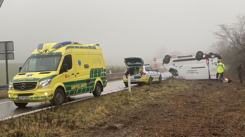 En varevogn er væltet om på taget ved frakørsel 41 på Sydmotorvejen.