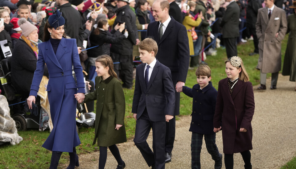 Kronprinsfamilien ankommer til julegudstjenesten i St. Mary Magdalena-kirken i Sandringham