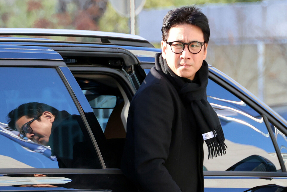 Den sydkoreanske skuespiller Lee Sun-kyun ankommer på dette billede til en politistation i Sydkoreas hovedstad, Seoul. Han er onsdag blevet fundet død i en bil. (Arkivfoto).