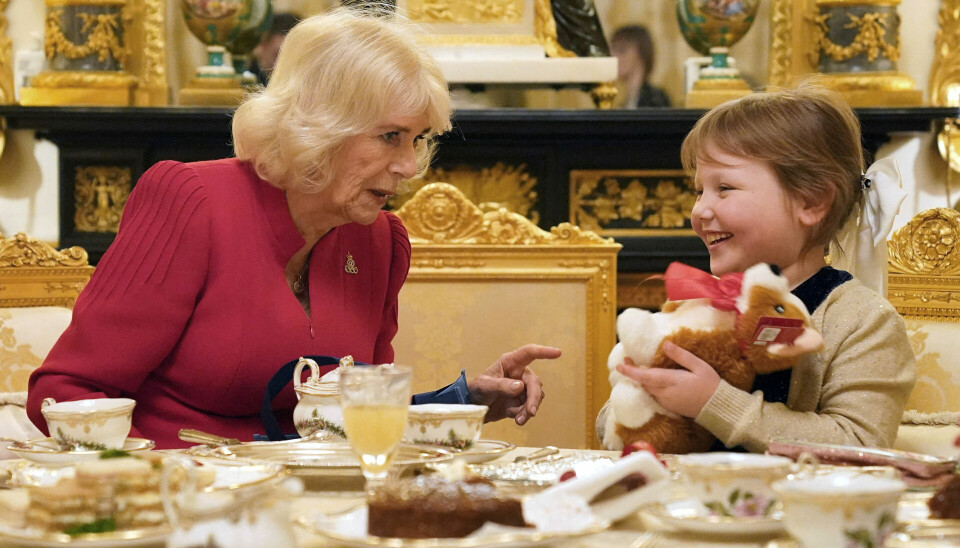 Dronning Camilla ses her sammen med sin særlige julegæst, 7-årige og permanent blinde Olivia, der fik konstateret en hjernesvulst, da hun var godt halvandet år gammel.