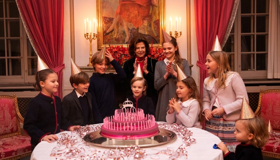 Dronning Silvia ses her sammen med sine otte børnebørn, Leonore, Julian, Alexander, Adrienne, Estelle, Oscar, Nicolas og Gabriel, på sin 80-års fødselsdag den 23. december.