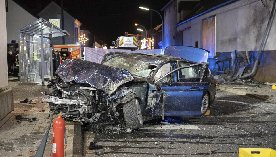 En 14-årig dreng blev dræbt på stedet, da denne BMW bragede ind i et busstoppested, hvor drengen ventede på bussen.