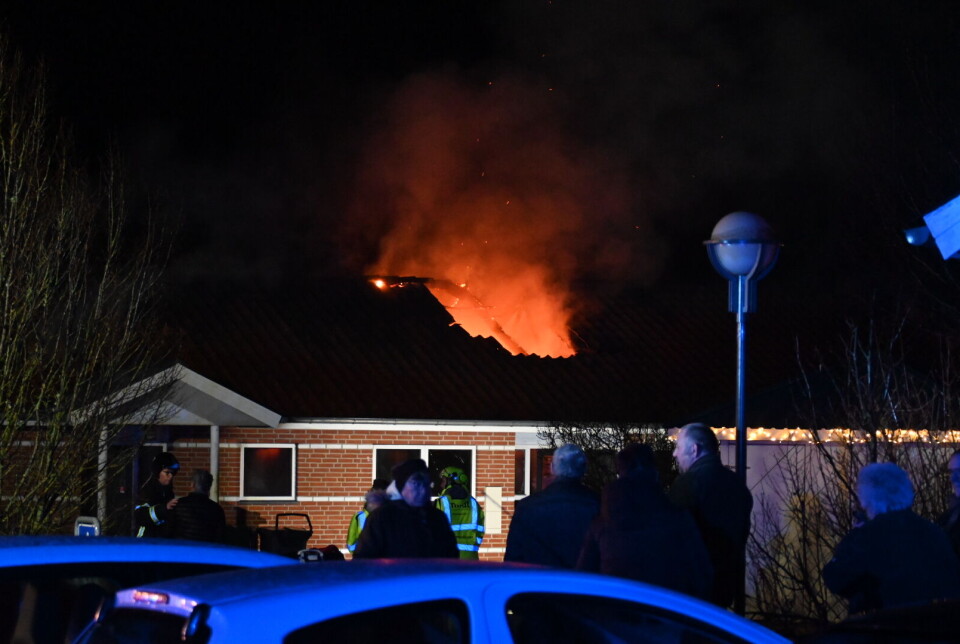 Villaens tag var fuldstændig opslugt af flammer.