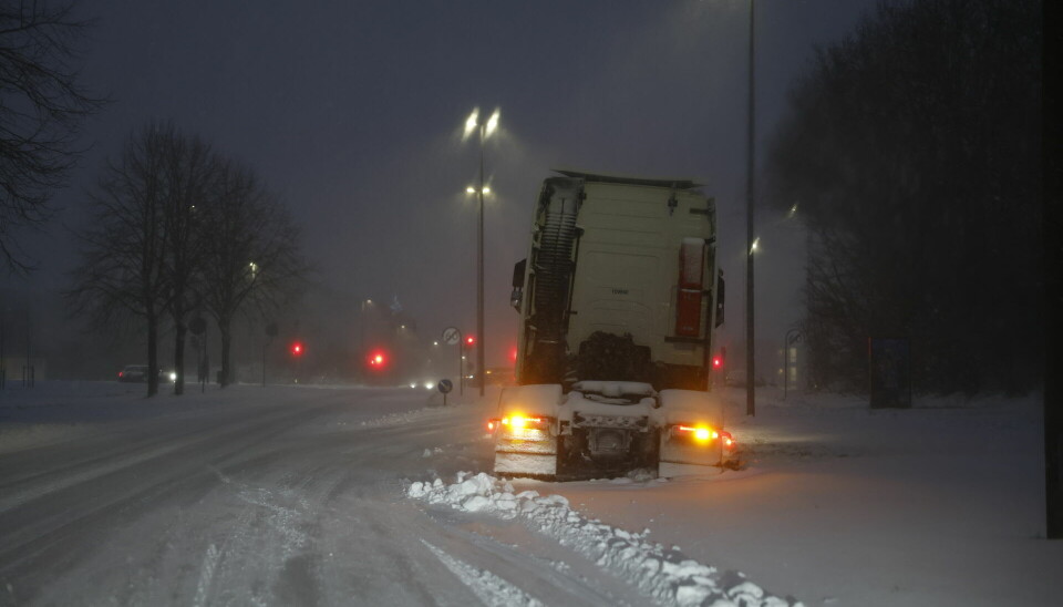 Her hænger en lastbil fast i sneen i Brabrand onsdag morgen.