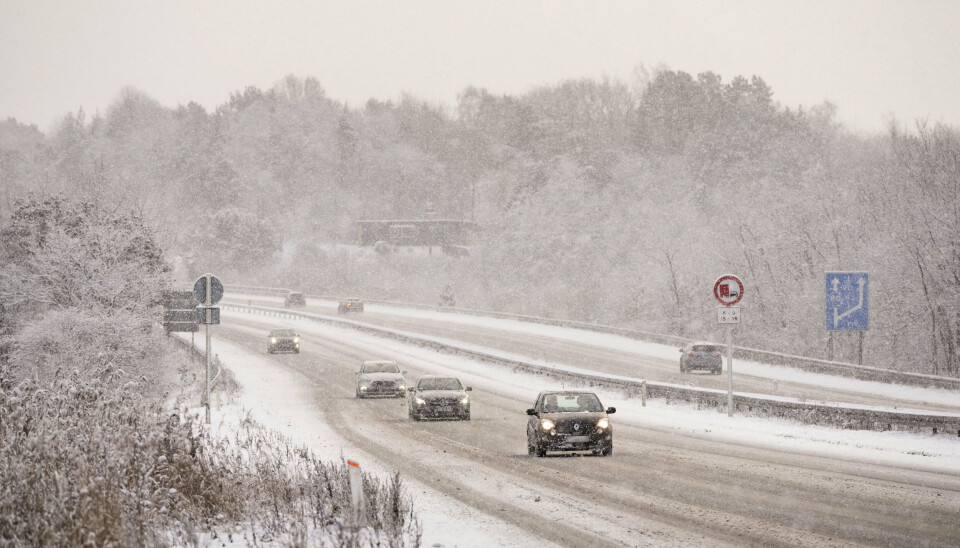 Voldsomt snevejr giver udfordringer på E45 mellem Randers og Aalborg. (Arkivfoto).