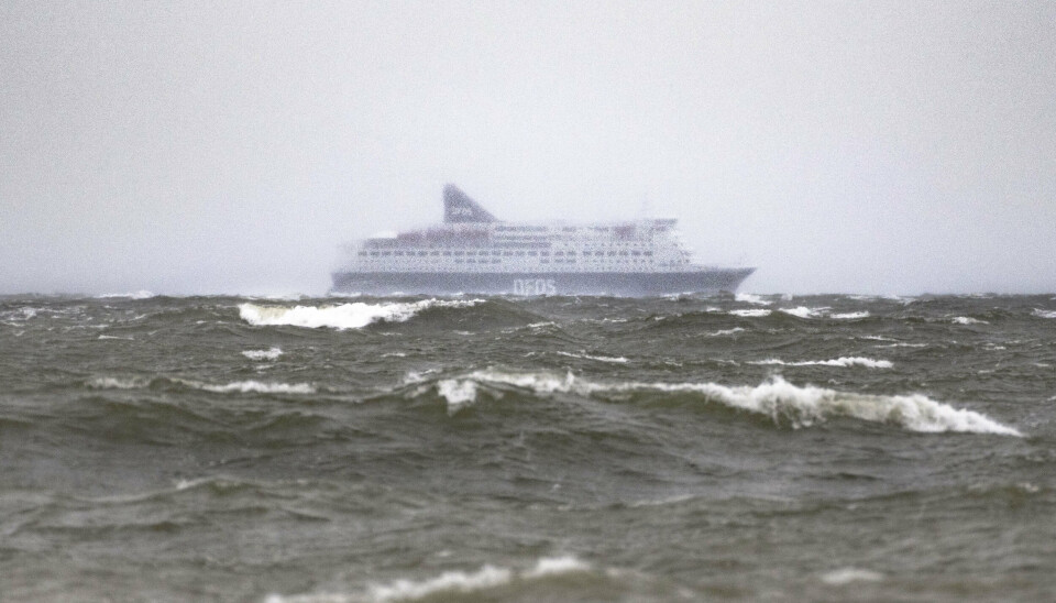Her ses Olso-færgen ligge i Øresund ud for Taarbæk onsdag, fordi dårligt vejr forhindrede fartøjet i at lægge til i København. Tidligt torsdag morgen er færgen kommet i land, og det samme er de 900 passagerer om bord.